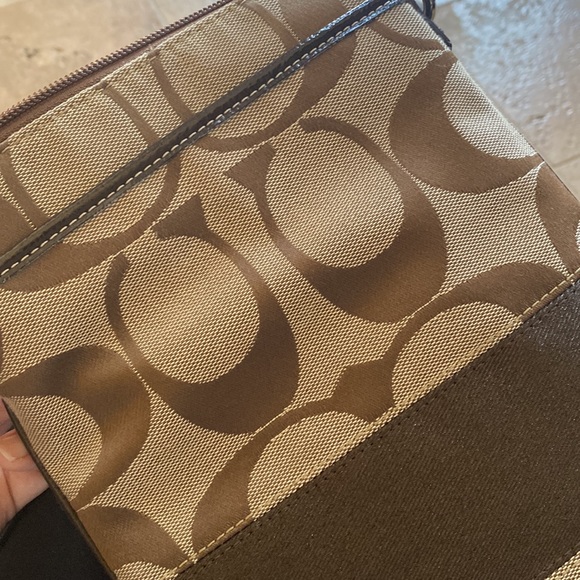 Coach (authentic) crossbody travel bag - Picture 2 of 7